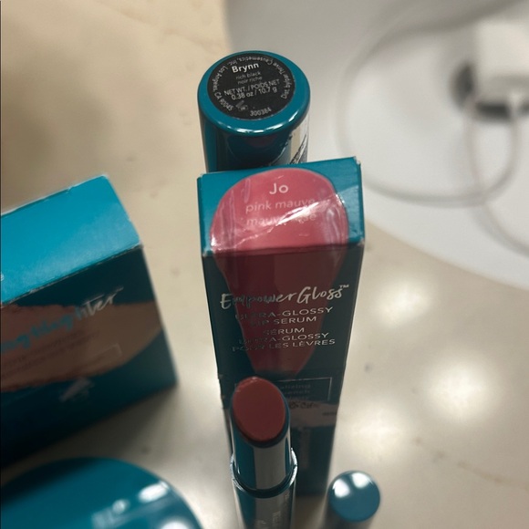 Thrive Cosmetics bundle - Picture 4 of 5